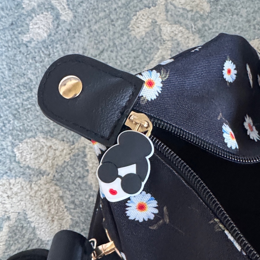 Alice + Olivia Black Daisy Print Tote w Matching Bucket Hat - Picture 4 of 5